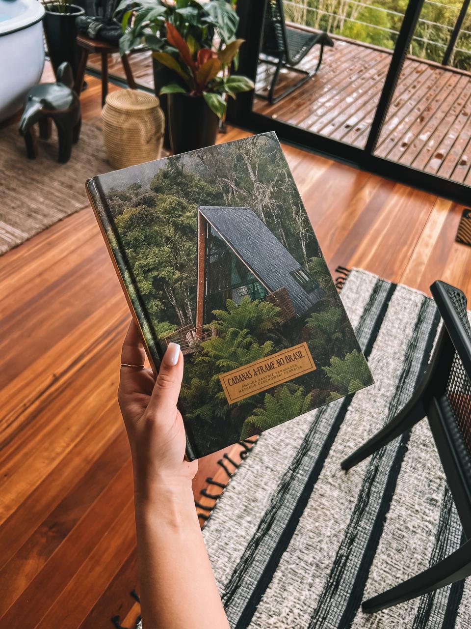 Livro em ambiente aconchegante